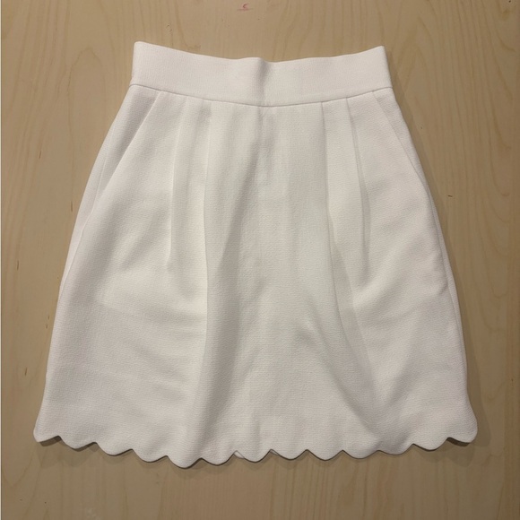 Club Monaco White Scalloped Hem Mini Skirt | Size 00 - Picture 2 of 9